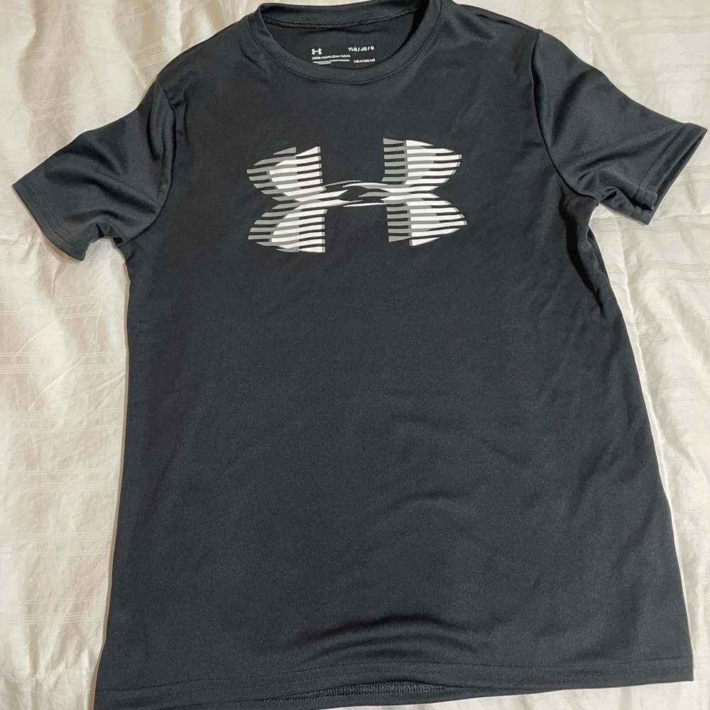 Under Armour Large Black Short Sleeve Heatgear YL